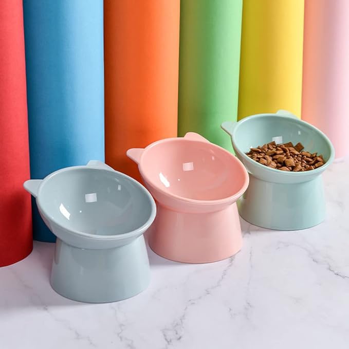 O pote de alimentação para os gatos devem possuir uma altura adequada para não forçar a coluna deles.