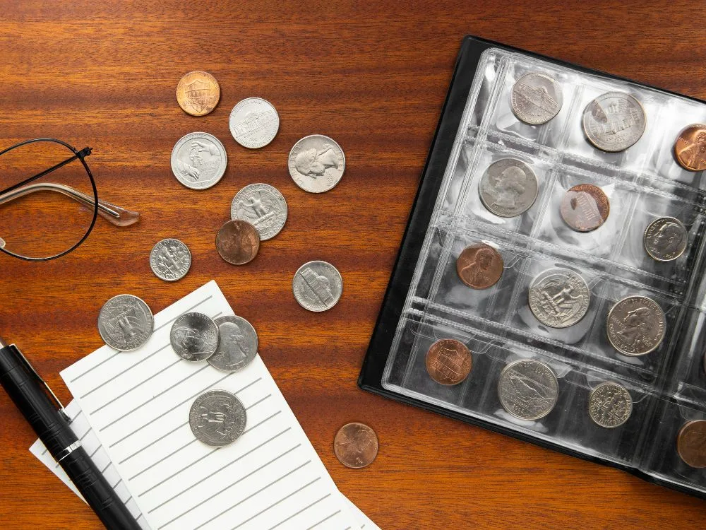 Exemplo de pasta para conservar moedas. Na numismática, a conservação das peças é um fator extremamente importante.