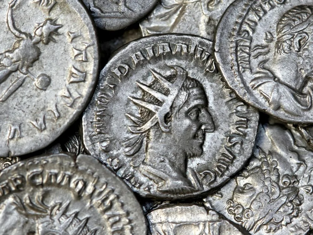 Moedas romanas cunhadas em metal. A numismática é a ciência que estuda as moedas, medalhas e cédulas, mas também se diz da prática de colecionar tais peças.