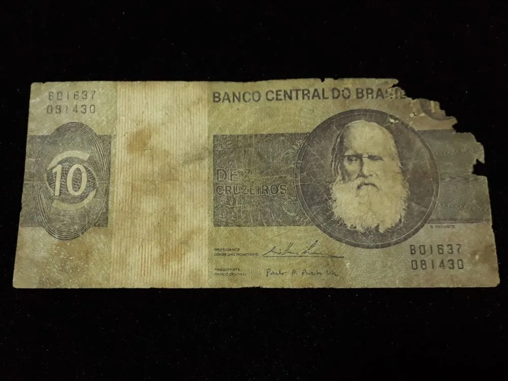 Nota de 10 cruzeiros da década de 1970. Essa nota se enquadra, quanto ao estado de conservação, como "um tanto gasta".