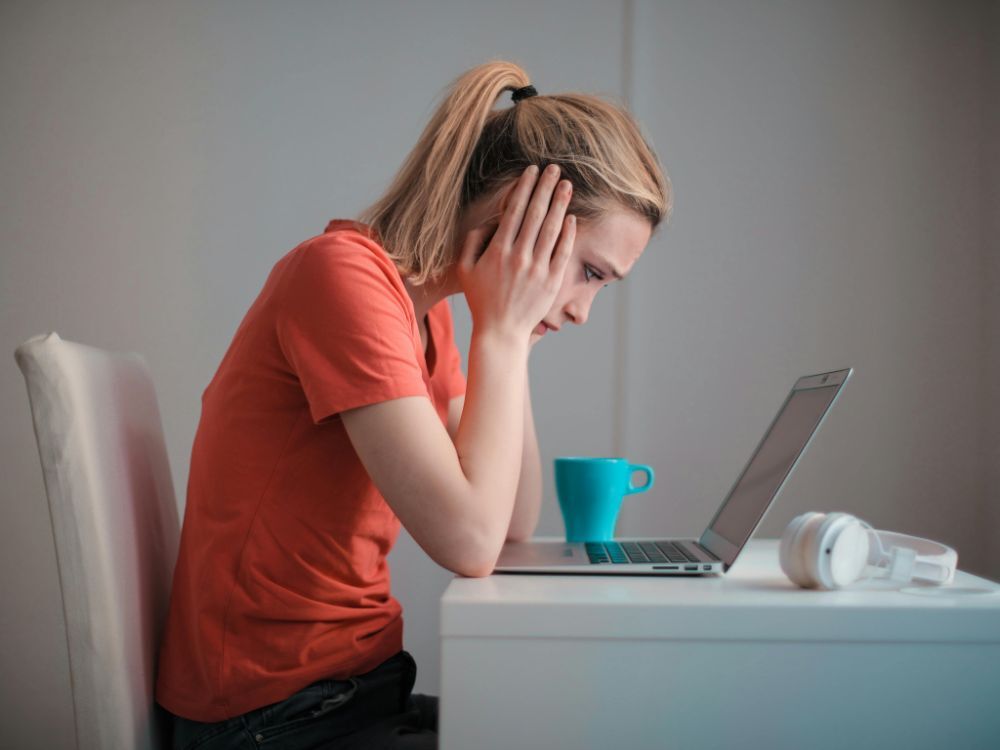 A pessoa que sofre de depressão funcional pode fazer as suas atividades normalmente, mas depois que termina vem a fase de isolamento. 