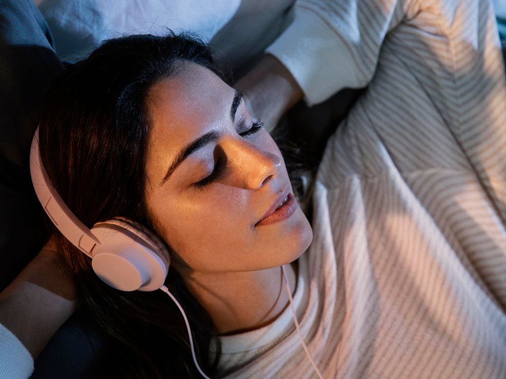 Dormir com música é uma excelente experiência.