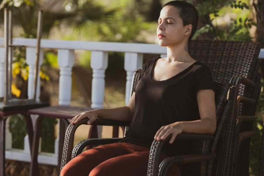 Meditação para iniciantes:  o iniciante deve buscar uma posição confortável, com a postura correta.