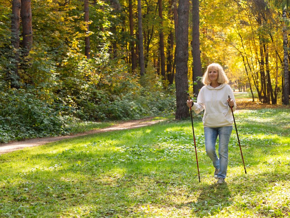 Caminhada moderada é uma ótima opção de exercício para evitar a osteoporose.