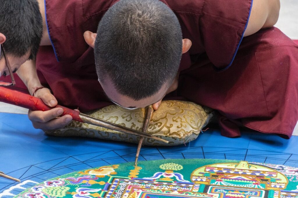 Criação de uma mandala de areia.