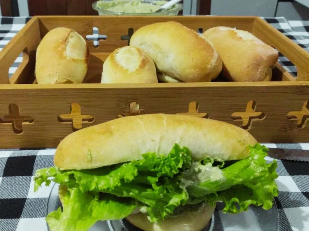 Pão português é uma excelente opção de pão vegano para comer com patês.
