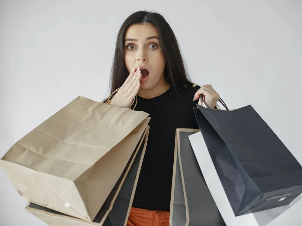 Cuidado com os gastos excessivos. Siga essa dica para ajustar sua vida financeira.